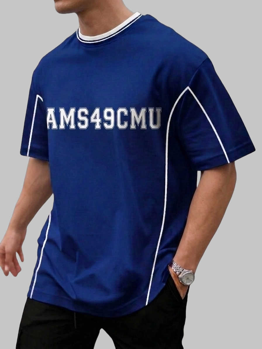 นายแบบใส่เสื้อรุ่น AMS49 สีน้ำเงินกรม ทรง oversize สกรีน AMS49CMU ที่หน้าอก